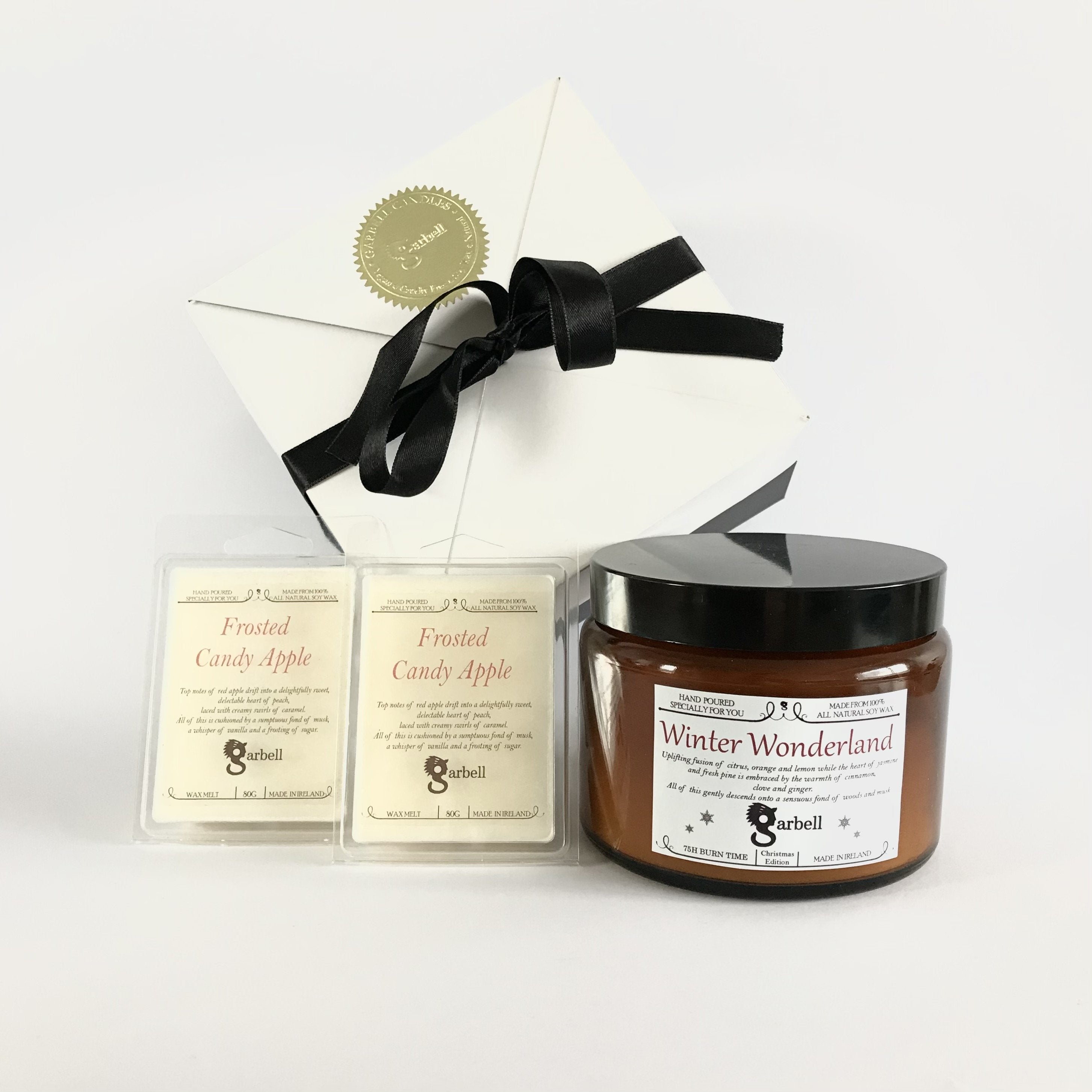 Garbell Candle Store Soy Wax Candle Winter Wonderland Gift Box + 2 Frosted Candy Apple Wax MeltsDāvanu kastīte ar sojas sveci un aromatizētajiem vaska kubiciņiem - Winter Wonderland